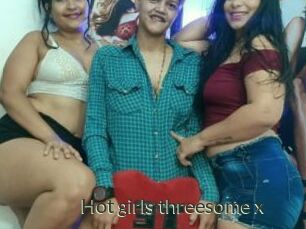 Hot_girls_threesome_x